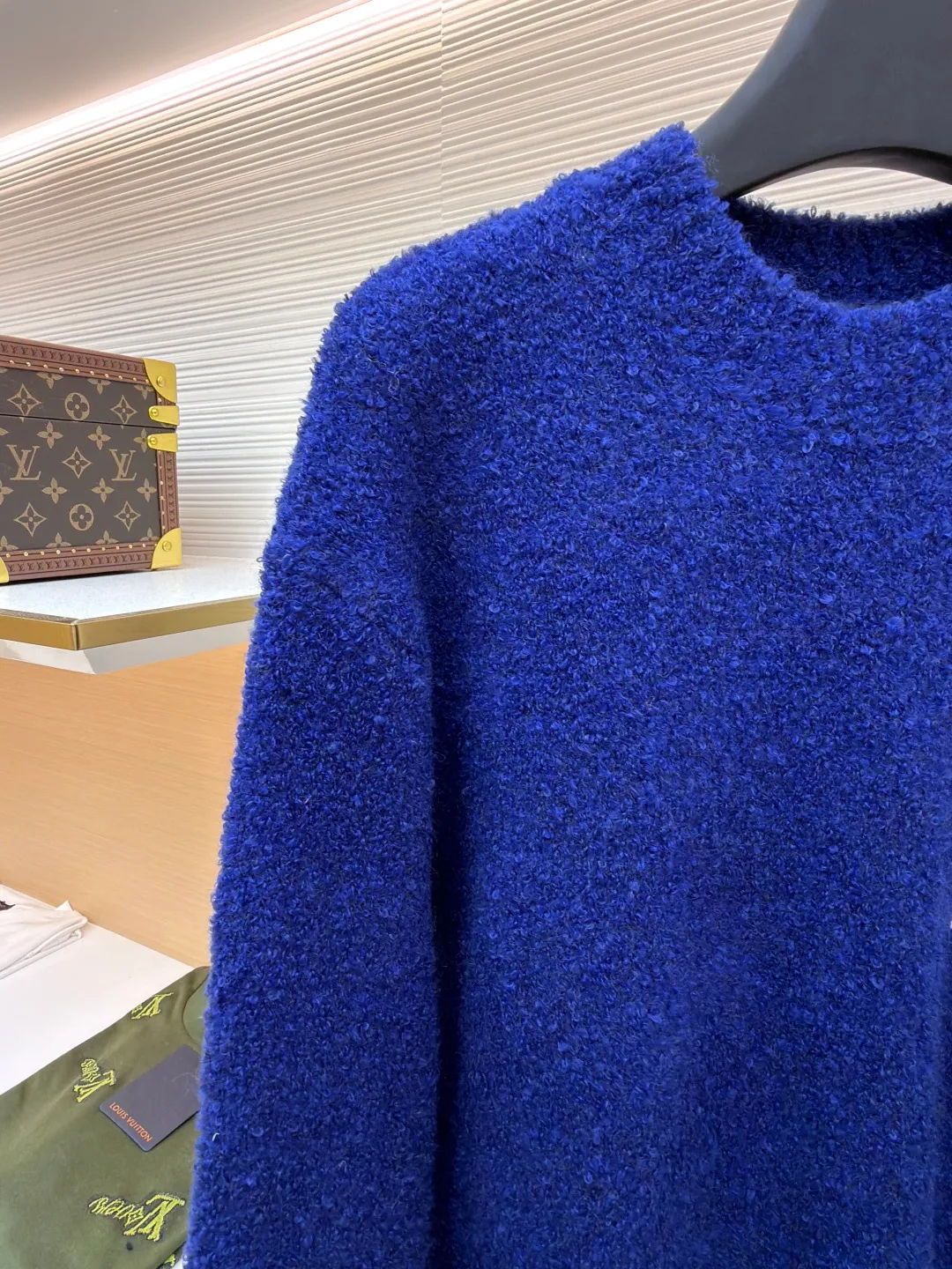 LOUIS VUITTON double-sided intarsia sweater ●Original version: purchased and developed for 9999 ●Item number: 1680924-A85 ●Fabric: wool blended fabric ●Technology: knitted intarsia production ●Version: fitted version ●Weight: about 620 grams ●Size: S-M-L-XL ●Description: Made of custom-woven and dyed sheep wool 65% cotton% 20 Spandex 15%. The special washing process is very soft and skin-friendly. It has 7 knitting workers. The thickness of each stitch of the inlay on the clothing logo is consistent with ZP. The back logo is mirror inlay. This crew-neck sweater is made of a blend of sheep wool and yak hair, and uses thick yarn to create a comfortable texture. The contrasting LV logo is integrated into the knitted fabric, and the mirror-effect logo is cleverly displayed on the rear. The casual and elegant design makes it easy to style your weekend look. The overall wiring is straight and delicate, the fabric is comfortable and soft, and the color is consistent without color difference. It can be matched with the same style to create a fashionable look and control various occasions. Customized accessories, complete with three standards, same style for men and women!